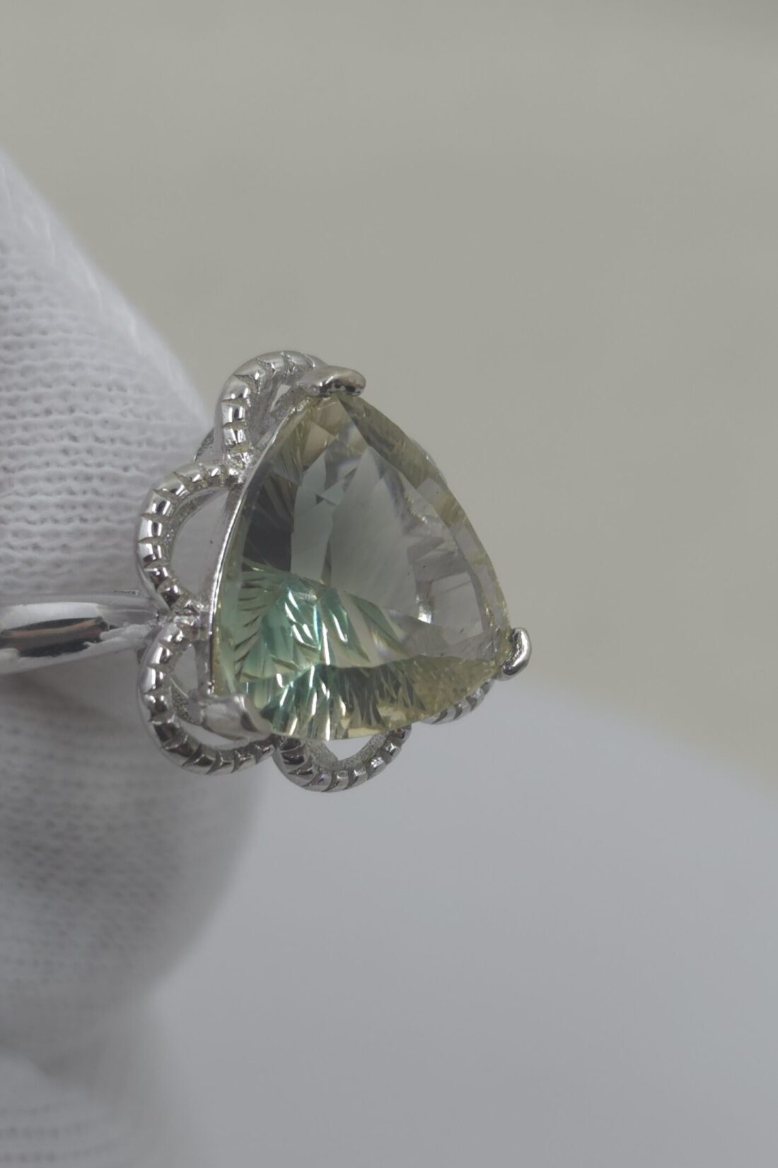 3ct Oregon Sunstone Trillion Cut Ring in Sterling Silver with White Rhodium – Bicolor Green Gold Gemstone, Size 6