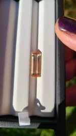 Amazing 5.11ct peach with blue highlights and golden schiller - Image 9