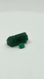 Vivid green Swat Valley Pakistan emerald .39ct - Image 2