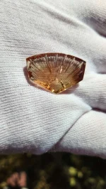 18.4ct Oregon Sunstone “Rising Sun” Carving by Spectrum Award Winner Darryl Alexander (26×19×4 mm) - Image 6