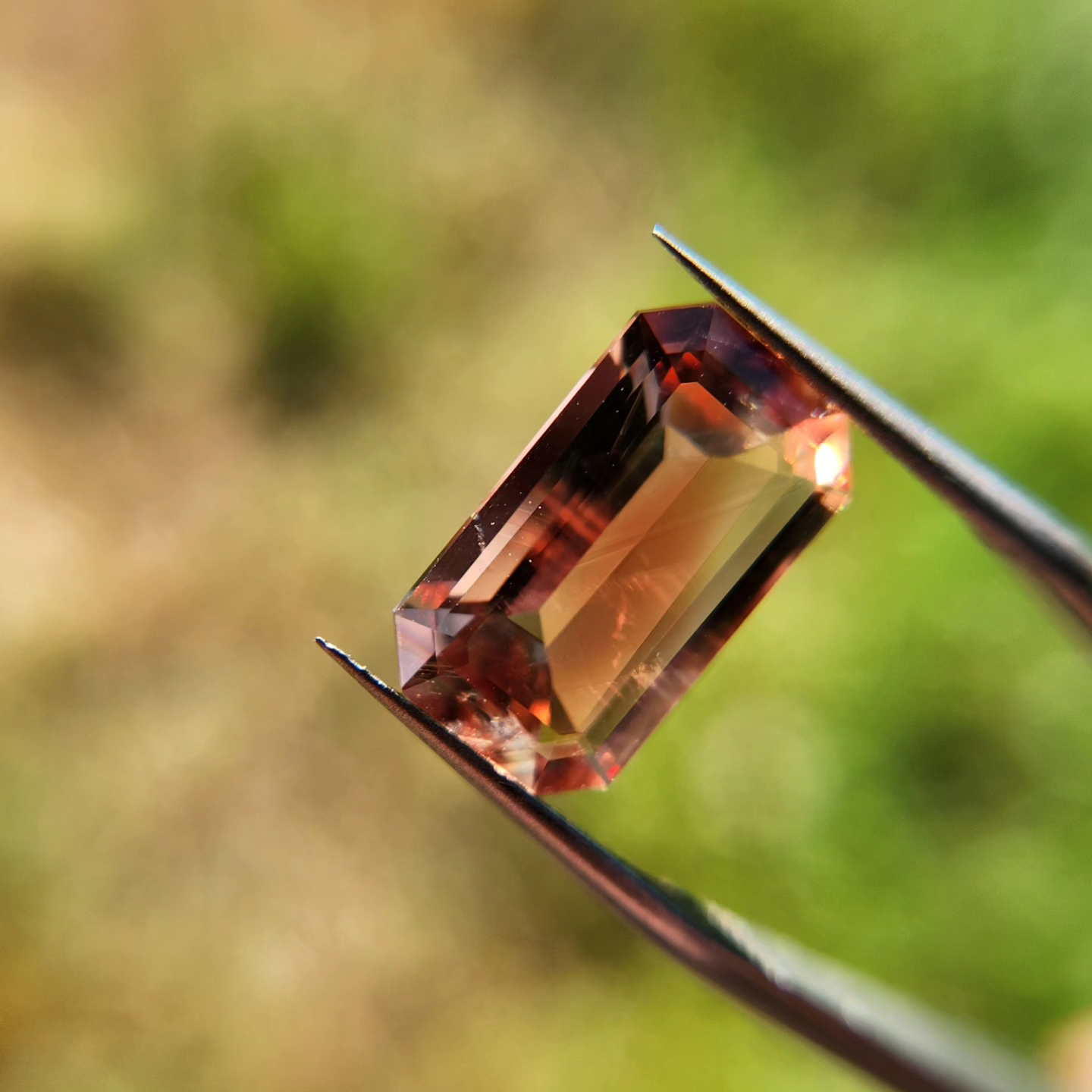 3909a2_6701e4736bf64ecfbbe471d4d59b82d8mv2.png 3.21ct bright red Oregon Sunstone - Image 1