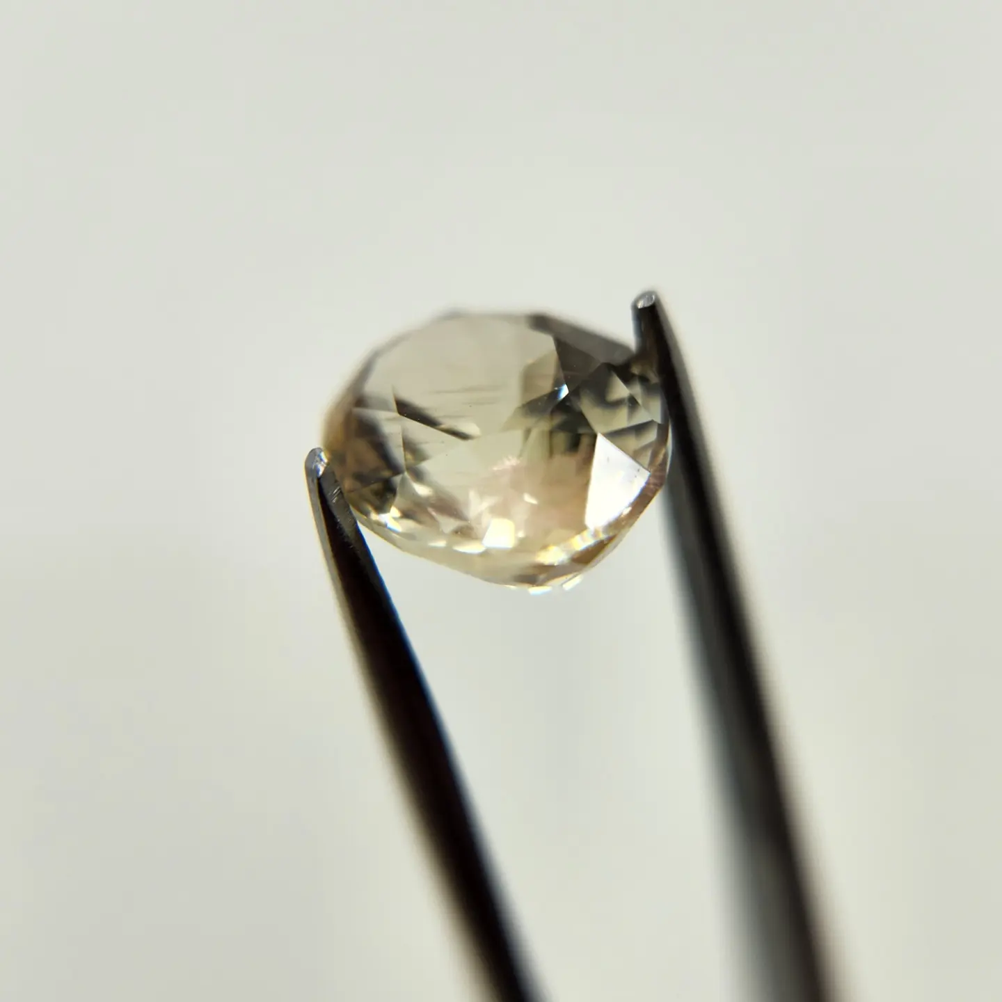 3909a2_707466e5bf904cdf94e95906d8039c27mv2.webp Golden 3.42ct Oregon Sunstone oval - Image 1