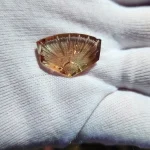 18.4ct Oregon Sunstone “Rising Sun” Carving by Spectrum Award Winner Darryl Alexander (26×19×4 mm) - Image 3