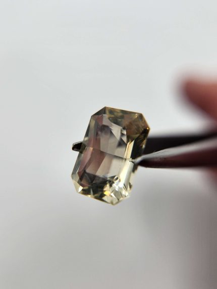 3.66ct Champagne/pale green Oregon Sunstone