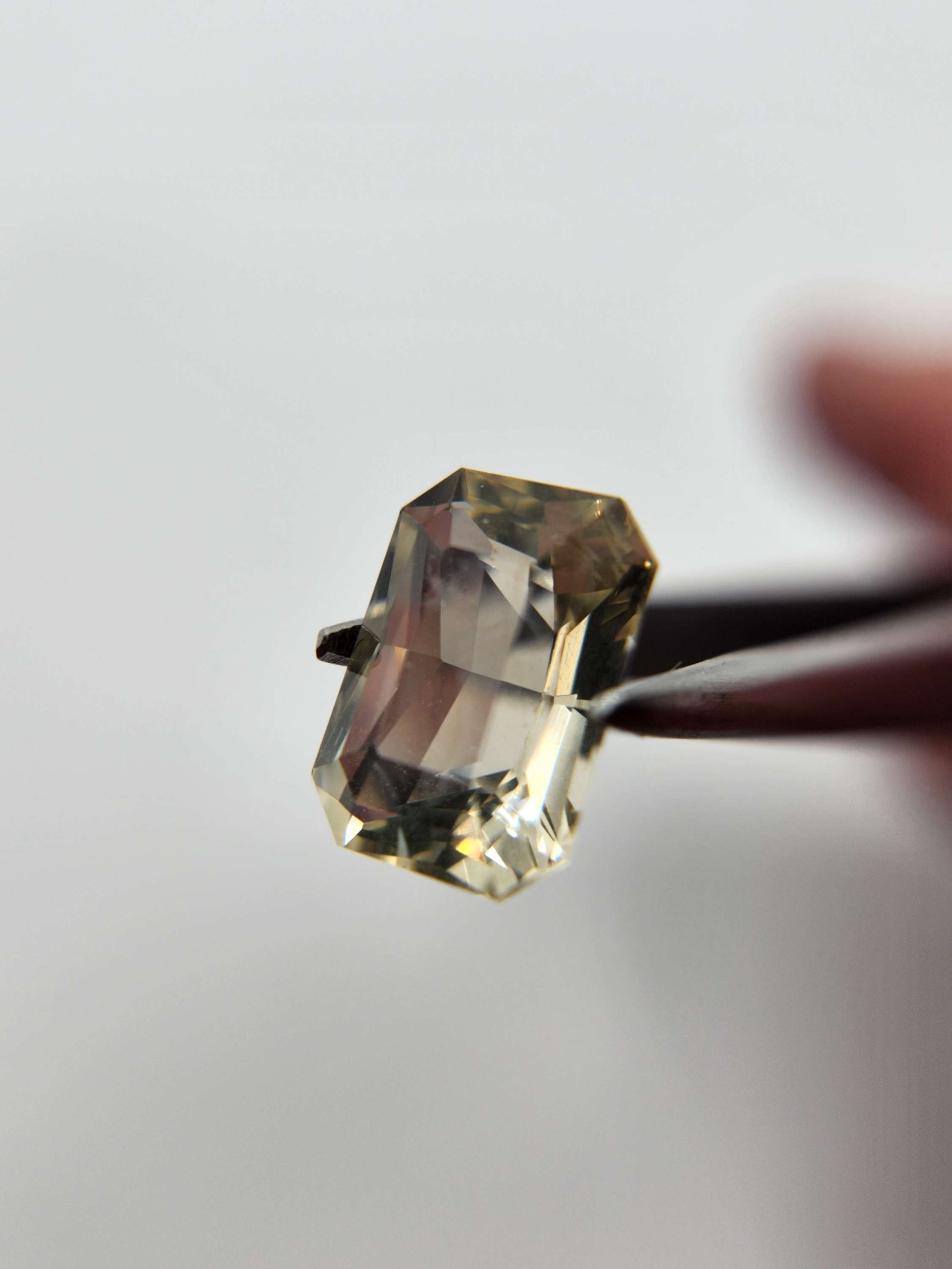 3909a2_99352fe64d7d412f9560cab5dfb1f350mv2-scaled-1.jpg 3.66ct Champagne/pale green Oregon Sunstone - Image 1