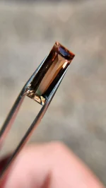 7.23ct Oregon Sunstone bi-color peach/green with schiller - Image 2