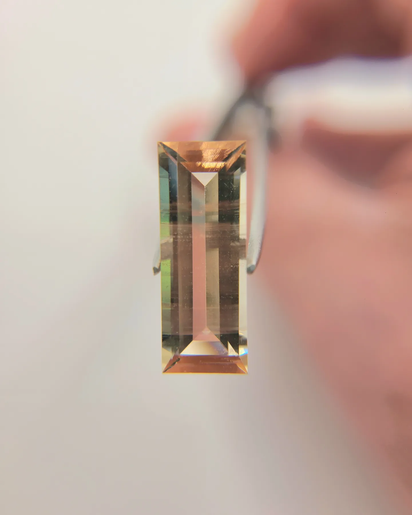 3909a2_bba472191da8405d8aa2ce26b126c47cmv2.webp Amazing 5.11ct peach with blue highlights and golden schiller - Image 1