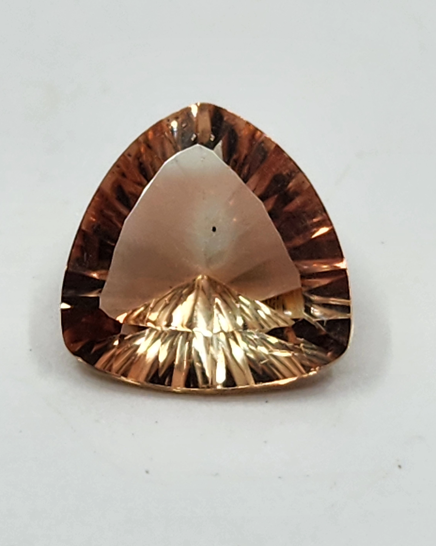 3909a2_d1e16d77ffbb4680a7301d6e390acbd1mv2.png Bi-color peach/gold 5.75ct Oregon Sunstone - Image 1